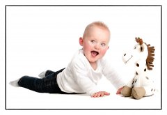 Baby fotoshoot met knuffel girafe.jpg
